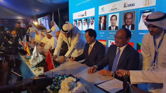 ▲ 한화건설 이승택 부사장(사진 오른쪽에서 세번째)이 지난 13일 쿠웨이트 KNPC 본사에서 NRP 1번 패키지 공사계약을 체결하고 있다.ⓒ한화건설