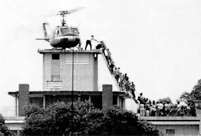 ▲ 월남 패망에 미국대사관으로 몰려든 피난민들을 미군 헬기에 태우는 장면.(자료사진)