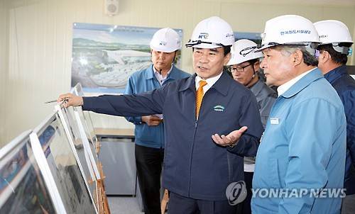 ▲ 여형구 국토교통부 제2차관이 지난달 24일 내년 상반기 개통예정인 수도권 고속철도 출발지인 수서역 건설현장을 방문해 개통준비 상황을 점검하고 있다.ⓒ연합뉴스