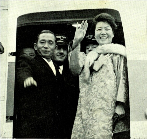 ▲ 귀국 비행기에 탑승, 환송객들에게 답례하는 박 대통령 내외 (1964.12.14)   ⓒ 소장자 이현표 뉴데일리 논설위원