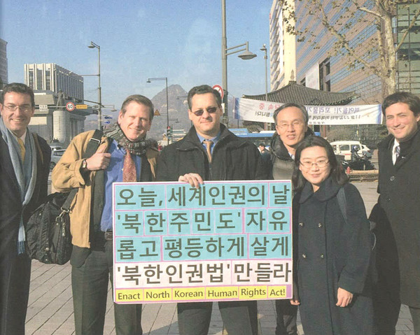 ▲ 외국인들의 호응은 뜨거웠다. 지나가는 외국인들은 물론 미국에서 페이스북을 보고 날아온 미국인들도 시위에 참여하였다.