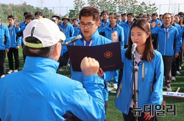 ▲ 직원 대표들이 안전보건 경영방침에 대한 선서를 하고 있다.ⓒ한국원자력환경공단 제공