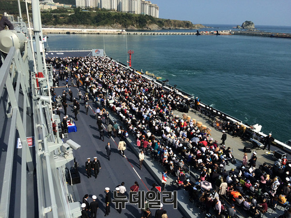 ▲ 23일 독도함에서 관함식을 참관하기위해 국민참여단이 출항을 기다리고 있다.ⓒ뉴데일리 순정우 기자