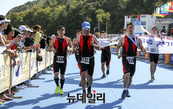 ▲ 25일 통영 트라이애슬론대회에 참가한 양종수(중장) 육군사관학교장이(사진 가운데, 배번 1519번) 생도들과 함께 결승선으로 들어오고 있다. ⓒ육사