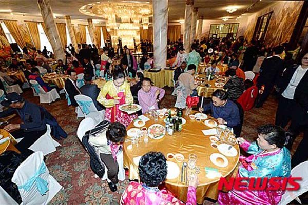 ▲ 지난 25일, 이산가족 상봉 2차 행사 공동중식 모습. ⓒ뉴시스. 무단전재 및 재배포 금지.