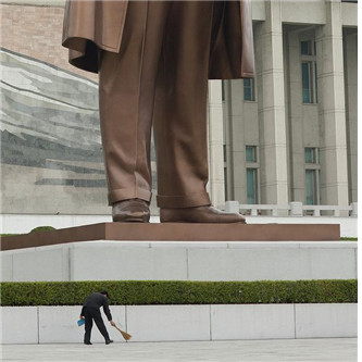 ▲ 북한 주민이 김일성동상 주변을 청소하고 있는 모습. 1년에 3천 3백억원을 지출하면 북한 사람 한 명도 굶어죽지 않는다. 북한 정권은 연간 5000억원을 우상 유지비에 쏟아붓고 있다 Ⓒ리버티해럴드