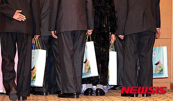 ▲ 지난 25일 상봉행사를 마친 뒤 한국 측 가족들이 건넨 선물을 들고 숙소로 이동하는 북한 측 이산가족들. ⓒ뉴시스. 무단전재 및 재배포 금지.