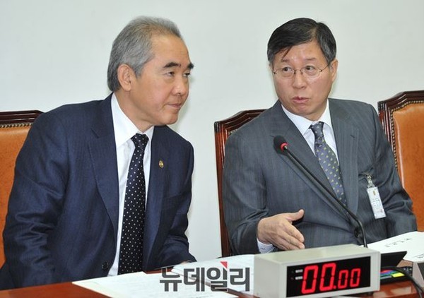 ▲ 이성호 국민안전처 차관(왼쪽)과 홍익태 해안경비안전본부장이 대화를 나누고 있는 모습. ⓒ뉴데일리 이종현 기자