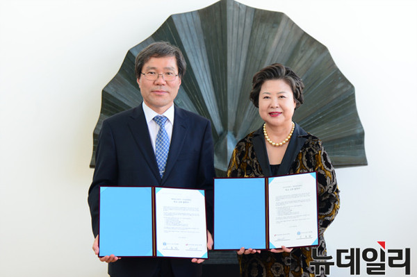 ▲ 대구보건대학교 남성희 총장(오른쪽)과 경북공업고등학교 이종환 교장이 건강교육협약을 체결하고 기념촬영을 하고 있다. ⓒ대구보건대 제공