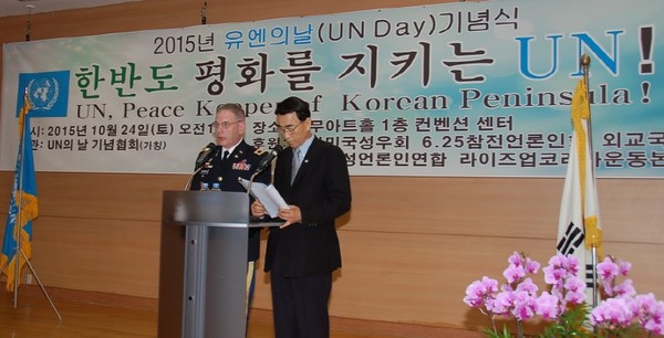 ▲ 미8군 프리드만 의무사령관과 정일화 박사.