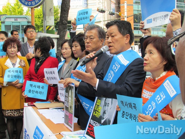 ▲ 새정치민주연합 문재인 대표와 주승용 최고위원이 26일 전남 여수 쌍봉사거리 여천농협 앞에서 열린 국정교과서 반대 서명운동에 참석한 가운데, 주승용 최고위원이 마이크를 잡고 모두발언을 하고 있다. ⓒ여수(전남)=뉴데일리 정도원 기자