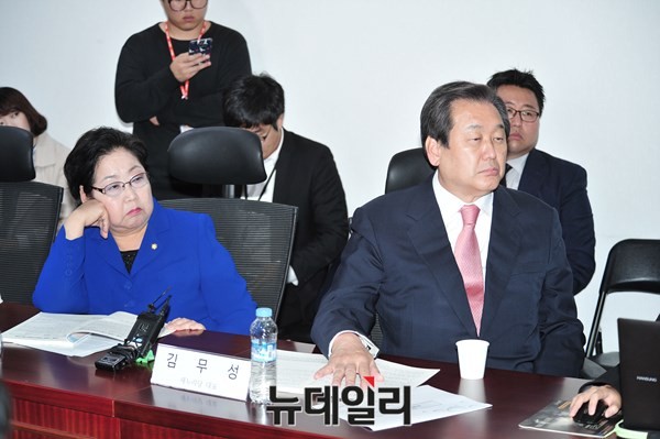▲ 새누리당 김무성 대표최고위원(오른쪽)과 김을동 최고위원ⓒ뉴데일리 이종현 기자