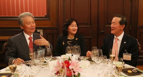 ▲ 츠나마찌 미쓰이클럽 영빈관에서 한·일 경제인 26여명이 참석한 가운데 열린 '한-일 재계회의 환영만찬'에서 허창수 전경련 회장(右)과 사카키바라 경단련 회장(左)이 환담을 나누고 있다. ⓒ전경련