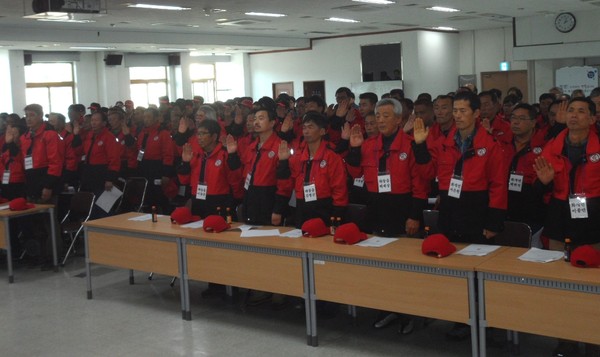 ▲ 45명의 하동공무원 특별진화대가 산불진화에 총력을 기울이기 위해 선서를 하고 있다 ⓒ뉴데일리