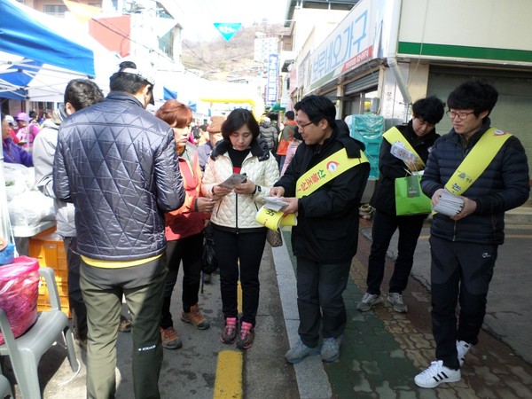 ▲ 45명의 하동공무원 특별진화대가 산불진화에 총력을 기울이기 위해 선서를 하고 있다 ⓒ뉴데일리