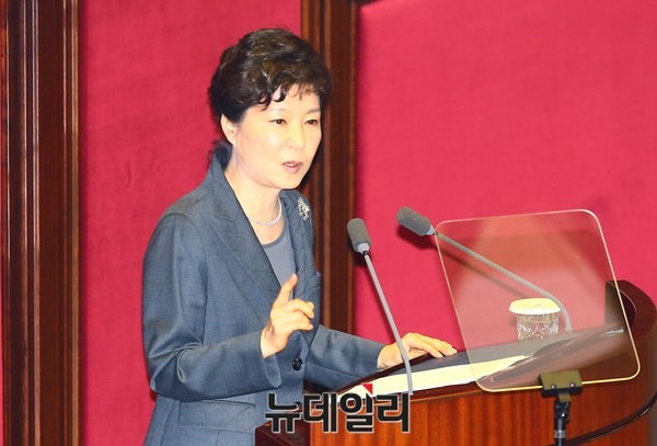 ▲ 박근혜 대통령이 27일 국회에서 시정연설을 하는 도중, 손가락을 세워 흔들며 확고한 의지를 강조하고 있다. ⓒ국회 사진공동취재단