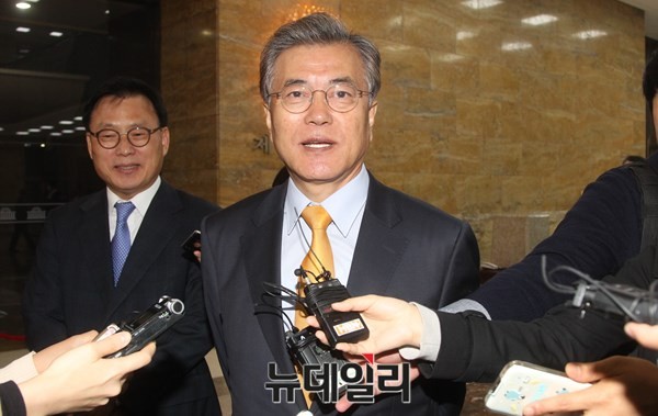 ▲ 새정치민주연합 문재인 대표가 박근혜 대통령의 시정연설을 듣기 위해 국회 본회의장으로 들어서고 있다. ⓒ뉴데일리 이종현 기자