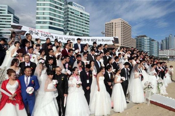 ▲ 중국 예비 부부 78쌍이 해운대 백사장에서 합동결혼식을 올리고 있다ⓒ 연합뉴스