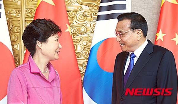 ▲ 지난 9월 2일 방중 당시 리커창 中국무원 총리와 만난 박근혜 대통령. ⓒ뉴시스. 무단전재 및 재배포 금지.