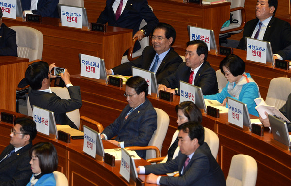 ▲ 야당의 시위로 박근혜 대통령의 입장이 지연되자 새정치민주연합 박완주·백재현·부좌현 의원이 사진을 찍으며 시간을 보내고 있다. ⓒ뉴시스