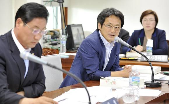 ▲ 제주도의회 김동욱 의원(왼쪽 2번째)이 행정사무감사에서 질의를 하고 있다.