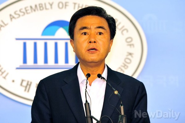 ▲ 황우여 교육부총리의 경질을 가장 먼저 주장하고 나섰던 새누리당 김태흠 의원은 28일에도 그러한 주장을 이어가는 듯한 모습을 보였다. ⓒ뉴데일리 이종현 기자