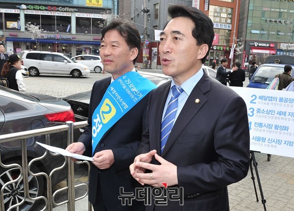 ▲ 새정치민주연합 박수현 원내대변인(사진 오른쪽)은 국회 국정감사에서의 위증을 이유로 황우여 교육부총리의 책임을 추궁했다. ⓒ뉴데일리 이종현 기자