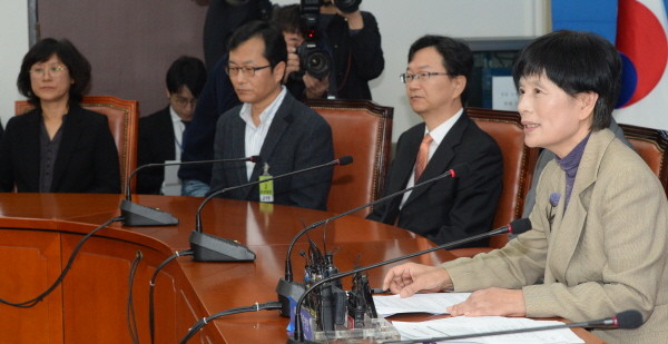 ▲ 새정치민주연합 선출직공직자평가위원회가 28일 국회에서 첫 전체회의를 소집한 가운데, 조은 위원장(사진 맨 오른쪽)이 모두발언을 하고 있다. ⓒ뉴시스 사진DB