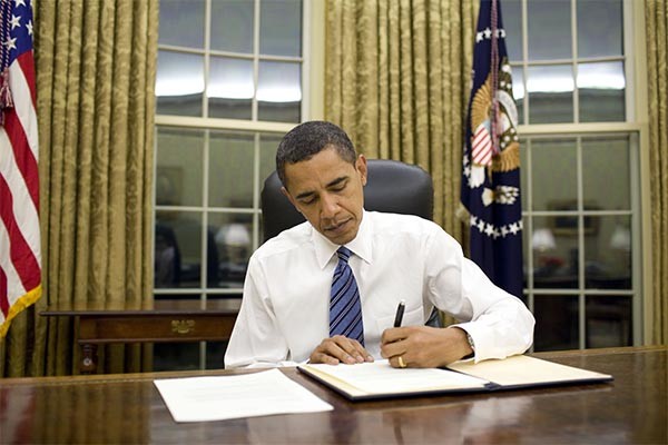 백악관에서 결제서류에 서명 중인 버락 오바마 美대통령. 그의 대북전략인 '전략적 인내'가 실패했다는 평가가 점점 더 많이 나오고 있다. ⓒ美백악관 공개사진