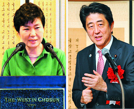 취임 후 처음으로 양자 정상회담을 갖는 박근혜 대통령과 아베 총리. ⓒ조선일보(뉴시스·마이니치신문)