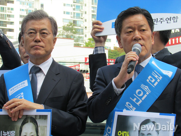 ▲ 전남 동부에 해당하는 여수에서도 새정치민주연합 문재인 대표에 대한 민심이 여전히 냉담한 것으로 보인다. 사진은 지난 26일 여수 쌍봉사거리 여천농협 앞에서 한국사 교과서 국정화 반대 관련 발언을 하고 있는 문재인 대표와 주승용 최고위원. ⓒ여수(전남)=뉴데일리 정도원 기자