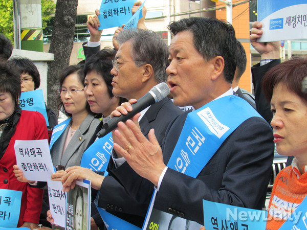 ▲ 전남 동부에 해당하는 여수에서도 새정치민주연합 문재인 대표에 대한 민심이 여전히 냉담한 것으로 보인다. 사진은 지난 26일 여수 쌍봉사거리 여천농협 앞에서 한국사 교과서 국정화 반대 관련 발언을 하고 있는 문재인 대표와 주승용 최고위원. ⓒ여수(전남)=뉴데일리 정도원 기자