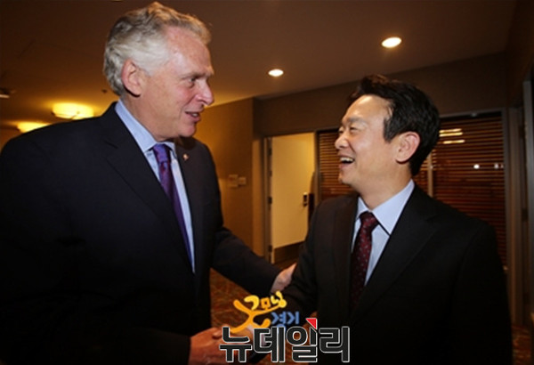 ▲ 해외투자유치와 일자리창출, 글로벌 스타트업 네트워크 구축을 위해 미국을 방문 중인 남경필 경기도지사가 현지시각 27일 오후 워싱턴 DC 힐튼 가든인 호텔에서 테리 매컬리프 버지니아 주지사와 만나 악수를 하고 있다.ⓒ경기도청제공