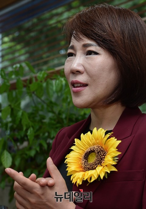 ▲ 새정치민주연합 전현희 전 의원에 대한 수식어는 다양하다. 그는 치과의사면서 동시에 변호사 자격증을 가지고 있으며, 18대 국회에서도 정치경력 없이 곧바로 원내대변인을 맡아 일했다. '엄마 친구 딸' 로 불리기에 손색이 없다. ⓒ뉴데일리 정상윤 기자