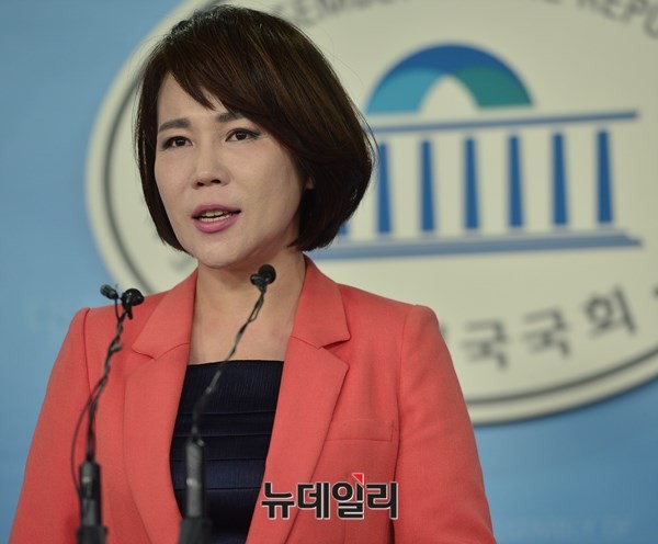 ▲ 새정치민주연합 전현희 전 의원은 지난 7일, 내년 총선에 서울 강남을 지역 출마 선언을 하면서 새정치민주연합 문재인 대표에 강남 동반 출마를 권유해 화제가 되기도 했다. 일각에서는 손학규 전 대표가 다시 움직이는 것 아니냐는 목소리도 나왔다. ⓒ뉴데일리 정상윤 기자