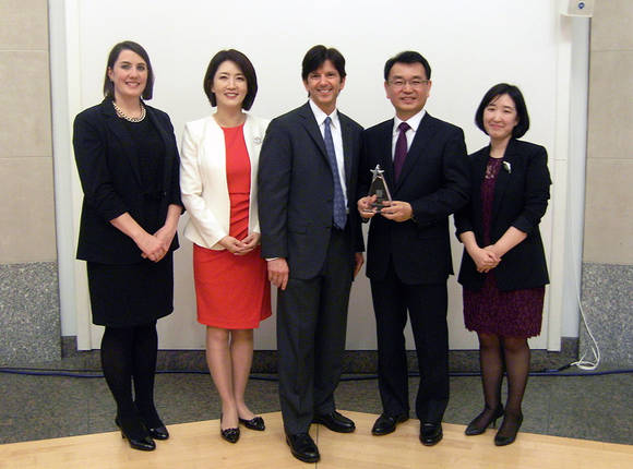 ▲ 사진 왼쪽에서 두번째부터= 삼성전자 인재개발원 이영순 상무, ATD 회장 토니 빙햄(Tony Bingham), 삼성전자 인재개발원 이준수 전무. ⓒ삼성전자.