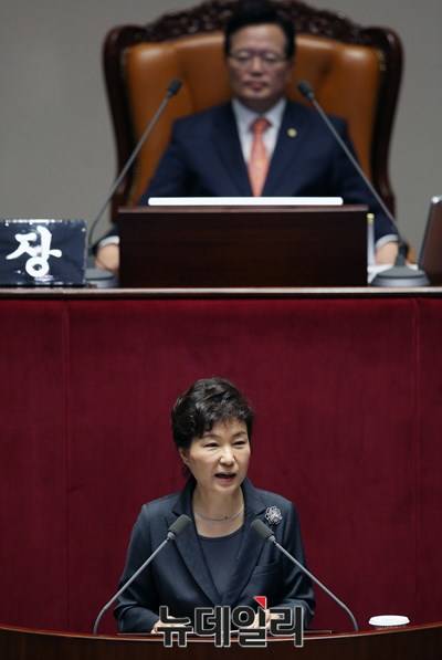 ▲ 박근혜 대통령이 지난 27일 국회에서 새해 예산안 시정연설을 하고 있다. ⓒ 국회 공동사진취재단