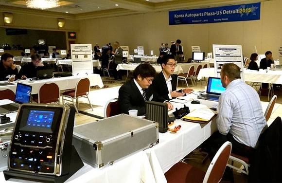 ▲ 코트라와 GM코리아가 미국 워런시에서 개최한 '북미 자동차부품 시장 진출 수출상담회'에서 참가 기업들이 1:1 상담을 하고 있다. ⓒ코트라