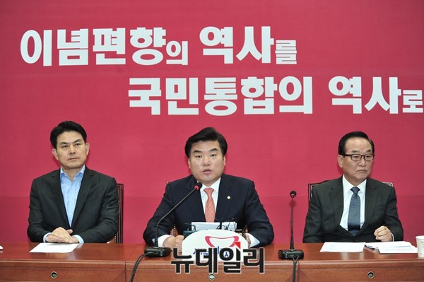 ▲ 새누리당 원유철 원내대표(가운데)가 29일 국회에서 열린 최고위원회의에서 발언하고 있다.ⓒ뉴데일리 이종현 기자