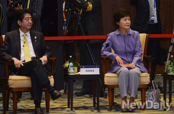 과거 인도네시아에서 만났을 때 냉담한 모습을 보이는 박근혜 대통령과 아베 신조 日총리. ⓒ뉴데일리 DB