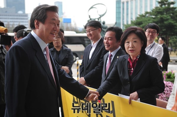 ▲ 새누리당 김무성 대표가 지난 27일 서울 여의도 국회 본청 앞에서 박근혜 대통령의 시정연설을 앞두고 비례대표 축소 저지 농성중인 정의당 심상정 대표와 대화를 나누고 있다.ⓒ뉴데일리 이종현 기자