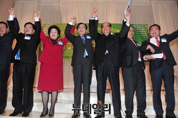 ▲ 신민당 박준영 창당준비위원장이 29일 여의도 중소기업회관에서 열린 창당발기인대회에서 발기인들과 손을 맞잡고 있다. 이 자리에는 유한열·신순범·채일병·김경천 전 의원 등이 참석했다. ⓒ뉴데일리 이종현 기자