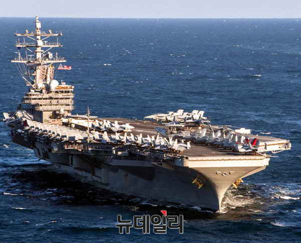 ▲ 28일 대한민국 해군 함정과 PHOTO EX 대형으로 정렬한 로널드 레이건호.ⓒ대한민국해군