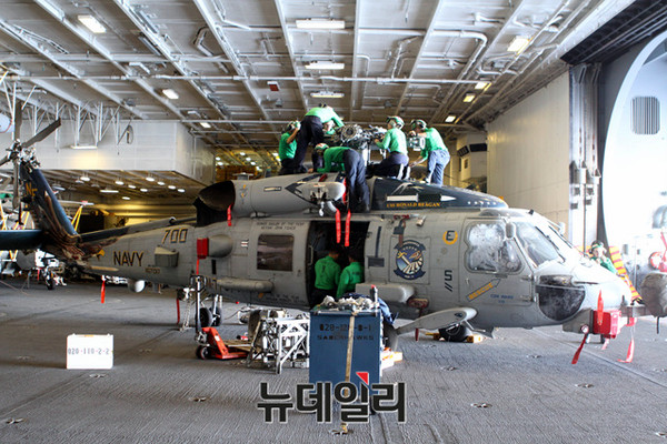 ▲ 28일 로널드 레이건호의 격납고. MH-60R 대잠헬기가 수리를 받고 있다.ⓒ뉴데일리 순정우 기자