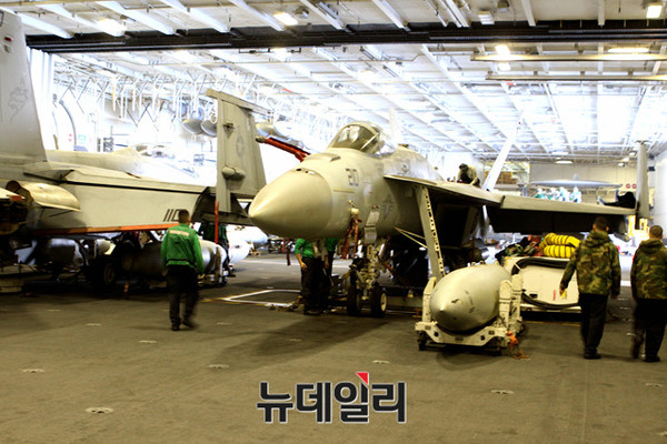 ▲ 28일 로널드 레이건호의 격납고. 슈퍼호넷이 날개를 접은 채 보관돼 있다.ⓒ뉴데일리 순정우 기자