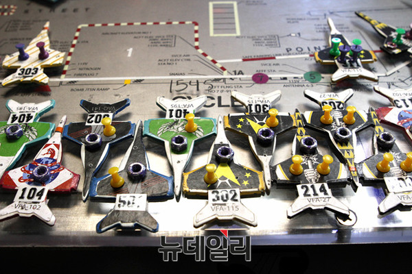 ▲ 28일 로널드 레이건호의 비행갑판 통제실에서 비행갑판 현황을 기록하는 모형비행기.ⓒ뉴데일리 순정우 기자