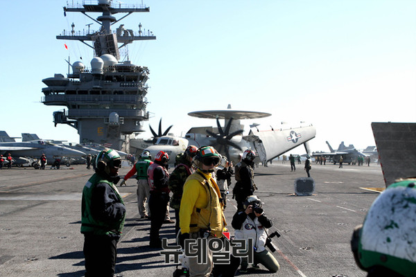 ▲ 28일 로널드 레이건호의 복잡한 비행갑판 모습.ⓒ뉴데일리 순정우 기자