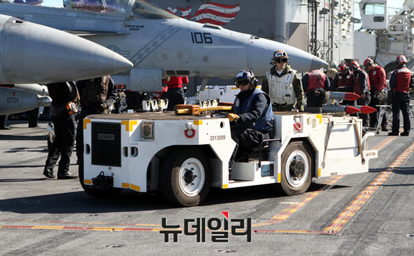 ▲ 28일 로널드 레이건호의 복잡한 비행갑판 모습.ⓒ뉴데일리 순정우 기자