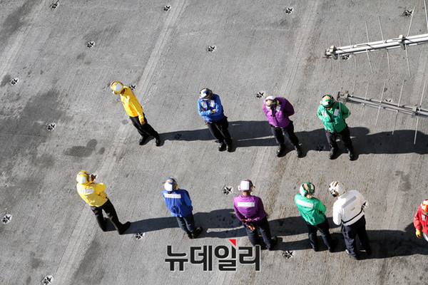 ▲ 28일 로널드 레이건호의 복잡한 비행갑판에서 활약하는 각각의 갑판요원(본문참조).ⓒ뉴데일리 순정우 기자