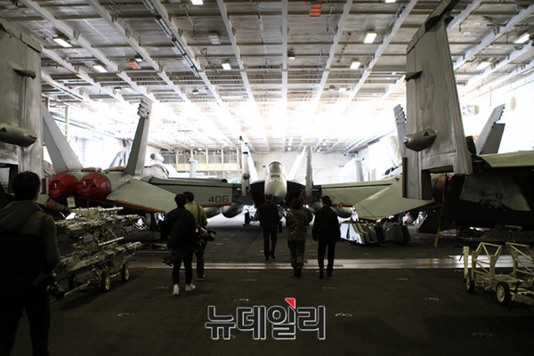 ▲ 28일 로널드 레이건호의 격납고. 슈퍼호넷이 날개를 접은 채 보관돼 있다.ⓒ뉴데일리 순정우 기자